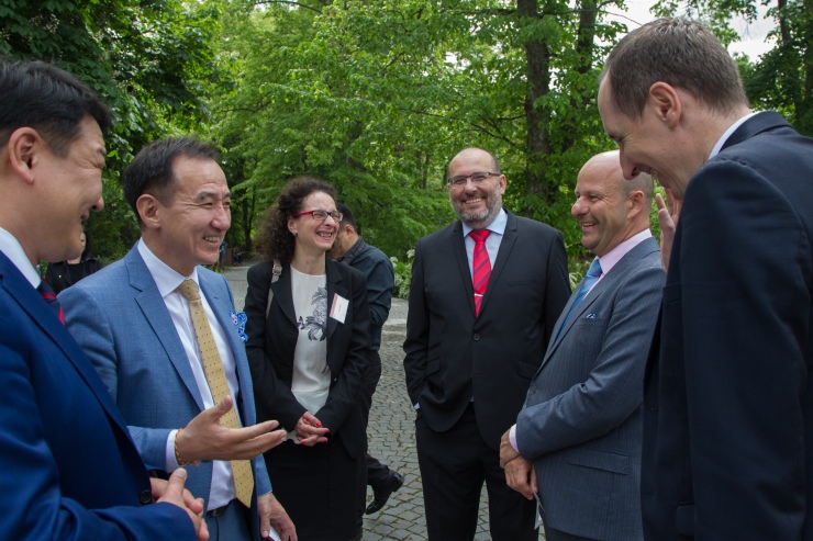 Zprava: Velvyslanec ČR v Mongolsku Jiří Brodský, náměstek primátora hl. města Prahy Petr Hlubuček, ředitel Zoo Praha Miroslav Bobek a členové mongolské delegace. Foto: Tereza Mrhálková, Zoo Praha
