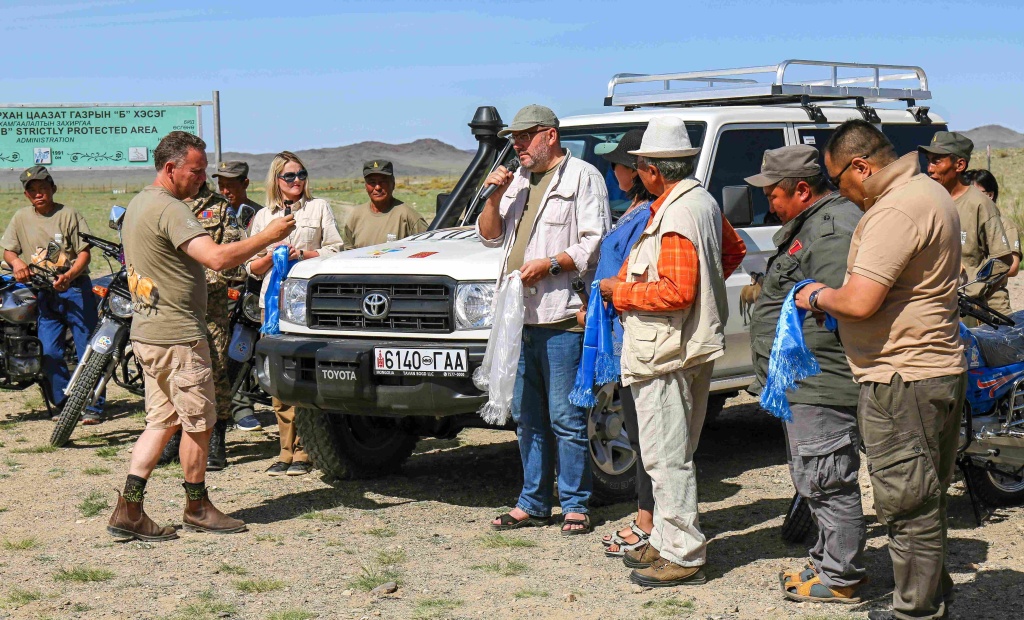 The managers of the Great Gobi B Strictly Protected Area were given an off-road car and six motorcycles from Prague Zoo, which were paid for from the “Three Crowns from Entry”. Photo: Miroslav Bobek, Prague Zoo