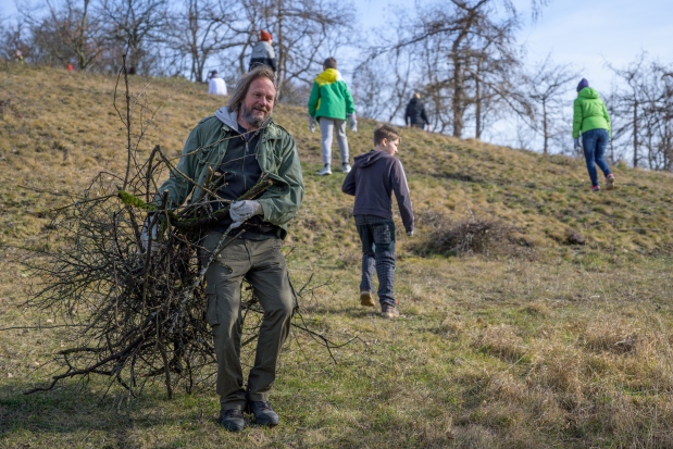 Účastníci Ekoklubu poskytli neocenitelnou pomoc při revitalizaci unikátního stepního biotopu kolem usedlosti Sklenářka. Foto: Petr Hamerník, Zoo Praha