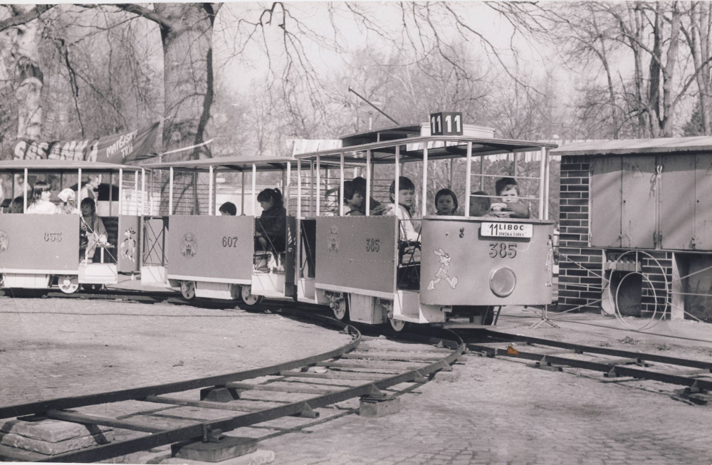 Po své trati se dětská tramvajka poprvé rozjela v roce 1976. Od dnešního dopoledne je opět v provozu. Foto: archiv Zoo Praha 