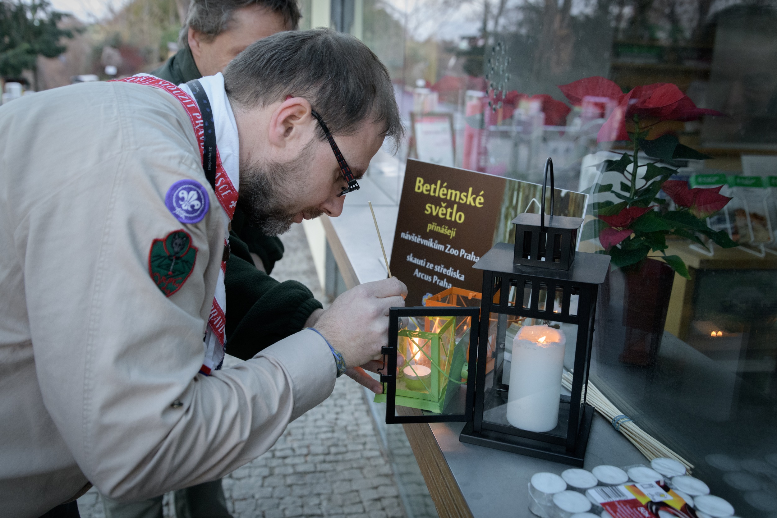 Skauti přinášejí Betlémské světlo do Zoo Praha. Foto: Petr Hamerník, Zoo Praha