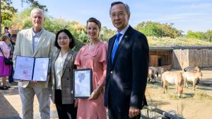 Záštitu nad projektem Návrat divokých koní na východ Mongolska převzala od mongolské velvyslankyně v ČR Bolormaa Batsaikhan (druhá zleva) ředitelka Zoo Praha Lenka Poliaková (třetí zleva). Na snímku je též zoologický náměstek Zoo Praha Jaroslav Šimek (nalevo) a velvyslanec Republiky Kazachstán v ČR Kairat Abdrakhmanov (napravo). Foto: Petr Hamerník, Zoo Praha