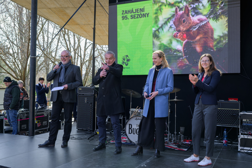 Slavnostní zahájení 95. sezóny Zoo Praha. Zleva ředitelka Zoo Praha Lenka Poliaková, náměstkyně primátora Jana Komrsková, primátor hl. m. Prahy Bohuslav Svoboda a moderátor Jan Kovařík. Foto: Petr Hamerník, Zoo Praha