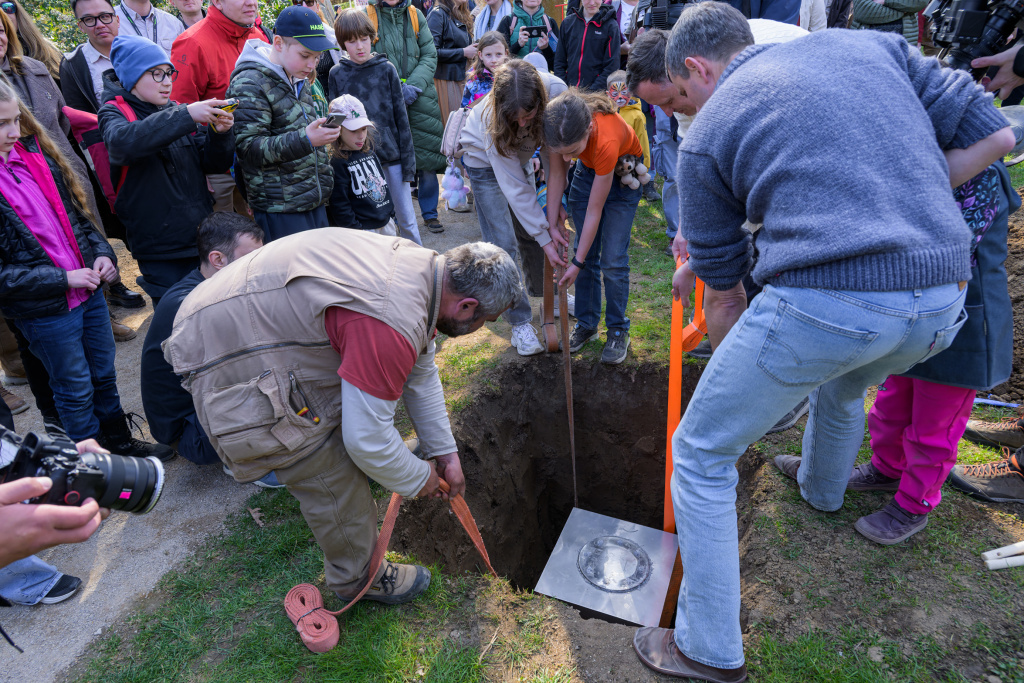 Časová schránka časopisu ABC míří do 140 centimetrů hluboké jámy na Veselovského louce v dolní části zoo. Foto: Petr Hamerník, Zoo Praha
