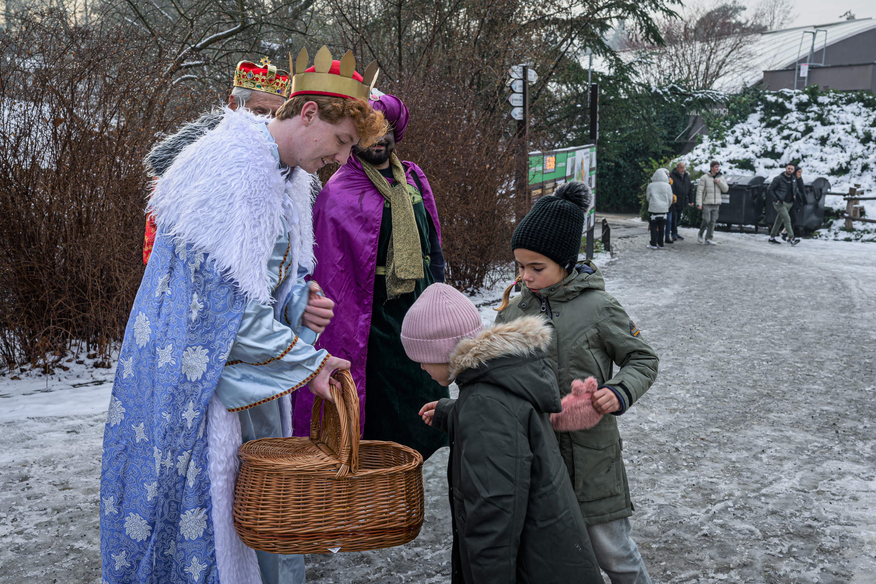 Naši tři králové dary nebírají, ale naopak rozdávají. Foto: Petr Hamerník, Zoo Praha