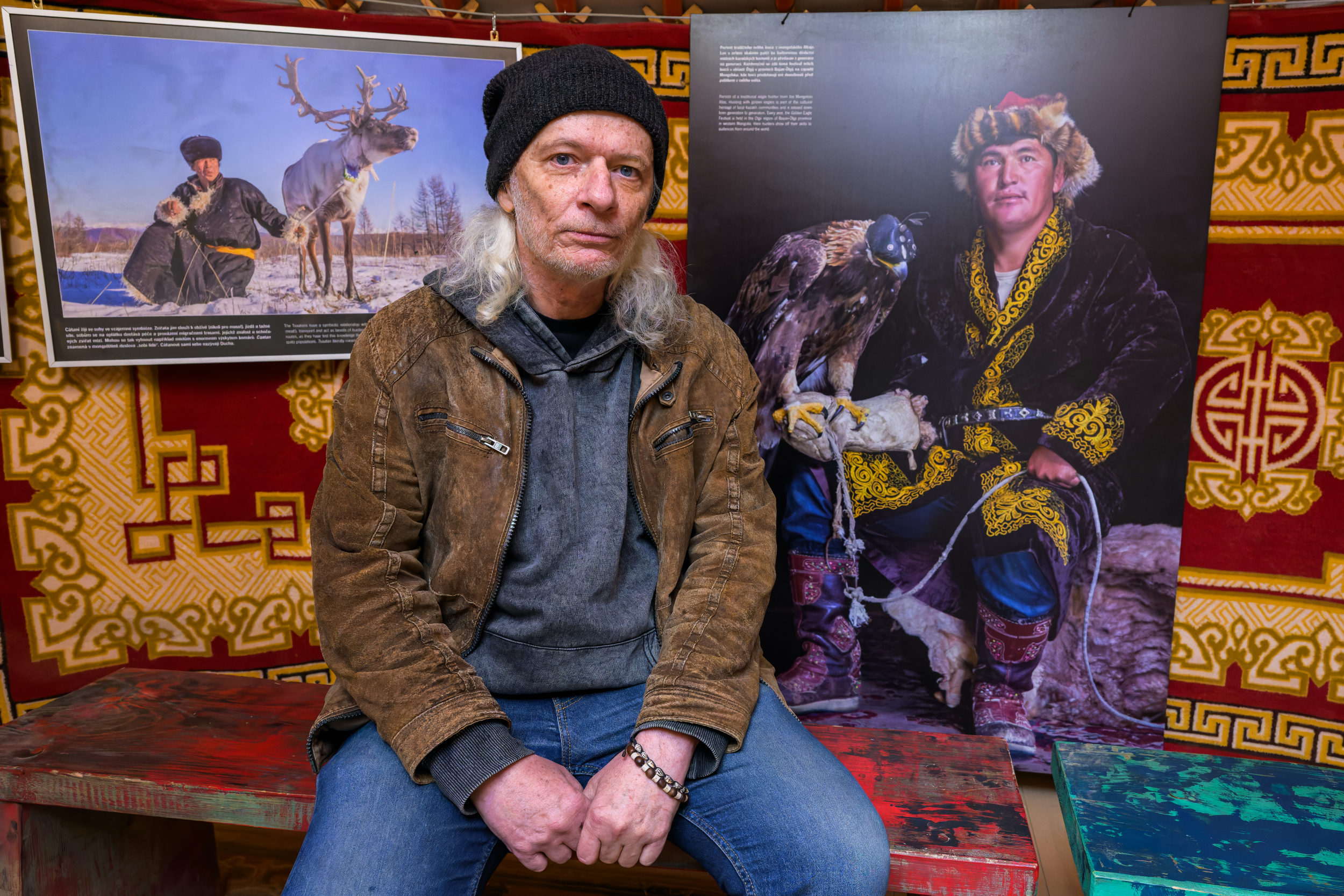 Výstavě v jurtě vévodí výškový portrét tradičního orlího lovce z mongolského Altaje (fotografie vpravo). Václav Šilha (na snímku) vypráví prostřednictvím svých fotografií i příběh takzvaných sobích lidí (fotografie vlevo). Jedni z posledních pastevců sobů přežívají většinu roku v otevřené krajině mongolské tajgy, kde v zimě padají teploty až k -40 °C.