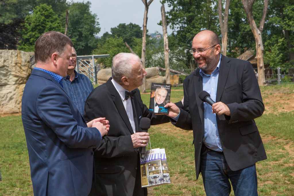 Profesor Koutecký předává v roce 2016 řediteli Zoo Praha Miroslavu Bobkovi svou knihu. Foto: Václav Šilha, Zoo Praha