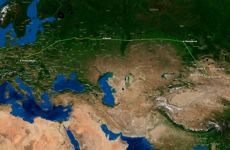 Mapa znázorňující trasu transportu koní z Prahy do Mongolska. Červená linka ukazuje trasu transportu z roku 2011, kteří mířil do Khomiin Talu.