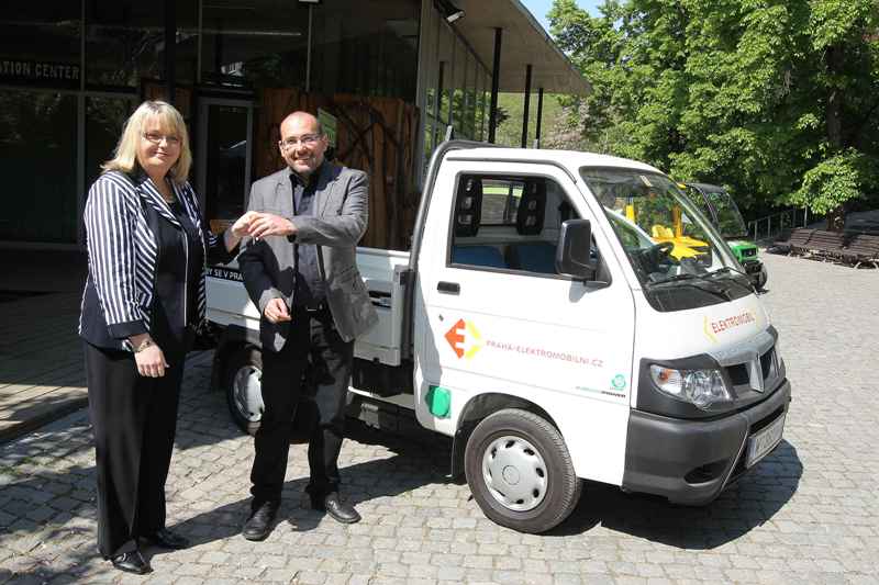 Předsedkyně výboru pro životní prostředí hl. m. Prahy Andrea Vlásenková předává klíčky od elektromobilu řediteli Zoo Praha Miroslavu Bobkovi, foto (c) Martin Malý 