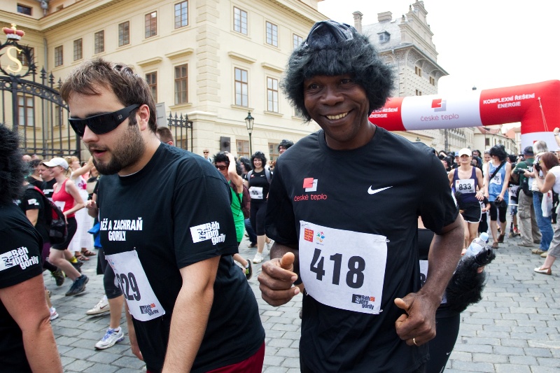 Čtvrtého ročníku Běhu pro gorily se zúčastnil také strážce pralesa Stéphane Marel Madjaye. V cíli Běhu pak převzal z rukou ředitele další vybavení pro boj s pytláky. Foto: Tomáš Adamec, Zoo Praha