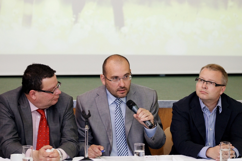 Tisková konference 31. května, zleva ministr obrany Alexandr Vondra, ředitel Zoo Praha Miroslav Bobek a ministr životního prostředí Tomáš Chalupa. Foto Tomáš Adamec