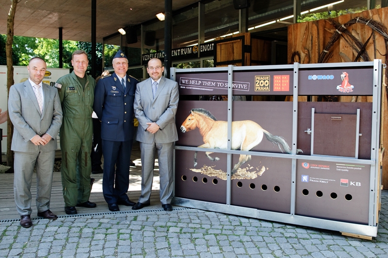 Zleva ing. Jan Tajovský (Nowaco), plk. Jiří Vávra, brigádní generál Bohuslav Dvořák a Miroslav Bobek u transportního boxu na koně. Foto Tomáš Adamec