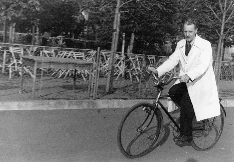 Dr. Jan Vlasák na kole, foto (c) Archiv Zoo Praha
