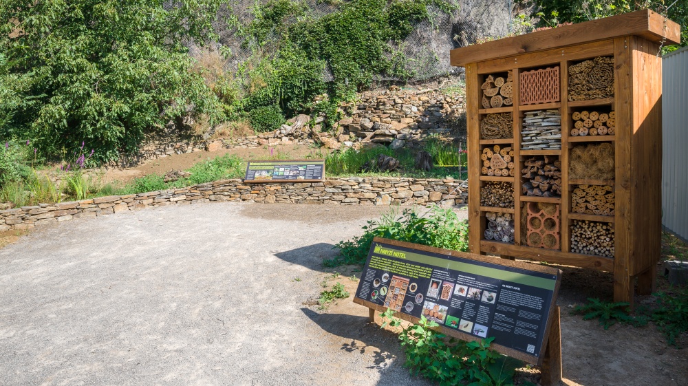 Tento hmyzí hotel mohou vidět návštěvníci v Zoo Praha, existuje ale řada dalších podob hmyzích hotelů. Foto: Petr Hamerník, Zoo Praha Tento hmyzí hotel mohou vidět návštěvníci v Zoo Praha, existuje ale řada dalších podob hmyzích hotelů. Foto: Petr Hamerník, Zoo Praha