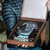 Ceny Richard tradičně vyrábí sklářské studio Huňát a syn. Jde o otisk tlapy gorilího samce Richarda zhotovený z českého křišťálu. Foto: Petr Hamerník, Zoo Praha 