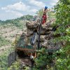 Dobromil Dobrev z organizace BirdLife Bulgaria přebírá vak s mládětem supa mrchožravého, jehož novým domovem se dočasně stane skalní hnízdo s překrásným výhledem na bulharské hory a řeku Ardu. Foto: Lenka Pastorčáková, Zoo Praha. 