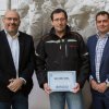 Jubilejního návštěvníka s číslem 60 000 000, pana Vlastimila Čermáka, přivítali ředitel zoo Miroslav Bobek a náměstek primátorky hl. města Prahy Petr Dolínek. Autor: Václav Šilha, Zoo Praha.