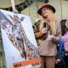 Jméno žirafy severní núbijské narozené 25. ledna – Nela – slavnostně odhalila její kmotra, herečka Iva Pazderková. Foto: Petr Hamerník, Zoo Praha.