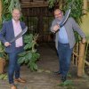 Samotné otevření pavilonu mělo netradiční průběh – namísto stříhání pásky ředitel Zoo Praha Miroslav Bobek a náměstek primátora hl. m. Prahy Petr Hlubuček přesekli mačetami liánovité šlahouny. Foto: Petr Hamerník, Zoo Praha.
