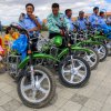 Ředitel Zoo Praha Miroslav Bobek spolu s velvyslancem ČR v Mongolsku Jiřím Brodským předali o víkendu strážcům Přísně chráněné oblasti Velká Gobi A osm motocyklů v celkové ceně 130 000 Kč. Foto: Miroslav Bobek, Zoo Praha.