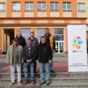 Setkání žáků, které se podařilo najít, před školou v Kadani, kde se děti z fotografie učily. Na obrázku zleva, přední řada - Antonín Wolf, Miloslav Skuhrovec, Petr Vítek. Druhá řada: Martin Krob, Jaroslav Tošner, Libor Váka. Foto: Václav Šilha, Zoo P
