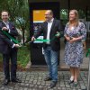 Pásku před spuštěním nového platebního kiosku přestřihli Miroslav Lukeš, generální ředitel společnosti Mastercard, ředitel Zoo Praha Miroslav Bobek a generální manažerka společnosti Ingenico Martina Kirchrathová. Foto: Václav Šilha, Zoo Praha 
