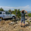 Antonín Vaidl (vlevo), koordinátor EEP pro supy mrchožravé, manažer Wildlife Centre Ivaylo Klisurov a Ivelin Ivanov (vpravo), ředitel organizace Green Balkans, pozorují supy mrchožravé v letu. Foto: Petr Hamerník, Zoo Praha