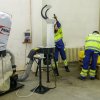 Pracovníci firmy IPODEC-ČISTÉ MĚSTO, a. s. ručně třídí svezený odpad, který pak nechají rozdrtit v drtiči a nakonec spolu s gastroodpadem vsypou do elektrického kompostéru. Foto: Petr Hamerník, Zoo Praha.
