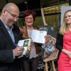 Během křtu proběhla i neplánovaná autogramiáda ředitele Zoo Praha Miroslava Bobka. Foto: Petr Hamerník, Zoo Praha