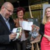 Během křtu proběhla i neplánovaná autogramiáda ředitele Zoo Praha Miroslava Bobka. Foto: Petr Hamerník, Zoo Praha