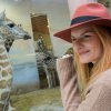 Kmotra Nely, Iva Pazderková, malé žirafě popřála šťastný život a spoustu sourozenců. Foto: Petr Hamerník, Zoo Praha.