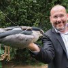 Ředitel Zoo Praha Miroslav Bobek s kvakošem nočním se satelitním vysílačem. Foto: Petr Hamerník, Zoo Praha