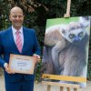 Kmotrem tohoto mláděte – prvního lemura kata narozeného po pětadvaceti letech v Zoo Praha – se stal náměstek primátora hl. m. Prahy Petr Hlubuček. Pohlaví mláděte zatím chovatelé neznají, a tak zvolili neutrální jméno – Loki. Foto: Tereza Mrhálková, 