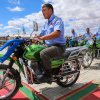 Motocykly jsou pro práci strážců Gobi A, v níž žije asi pět set těchto velbloudů, zcela nezbytné. Foto: Miroslav Bobek, Zoo Praha.
