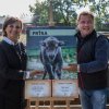 Kmotry malé zubří samičky Prťky se stali herci Veronika Freimanová a Václav Kopta. Foto: Václav Šilha, Zoo Praha