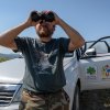 Díky terénnímu vozu mohou místní ochránci snáze monitorovat supy. Na snímku je zachycen při pozorování dravců Ivelin Ivanov, ředitel organizace Green Balkans. Foto: Petr Hamerník, Zoo Praha