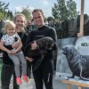 Lachtánek, kterého drží v náruči vrchní chovatel Jakub Mezei, dostal jméno Nelson od zpěváka Tomáše Kluse s dcerou Josefínkou. Foto: Petr Hamerník, Zoo Praha 