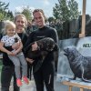 Lachtánek, kterého drží v náruči vrchní chovatel Jakub Mezei, dostal jméno Nelson od zpěváka Tomáše Kluse s dcerou Josefínkou. Foto: Petr Hamerník, Zoo Praha 