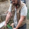 Kogna jižní je pro své lesklé, převážně zelené zbarvení nazýván také smaragdový papoušek. Na fotografii ukazuje při vypouštění kognů zbarvení jejich křídel kurátor ptáků Antonín Vaidl. Autor: Václav Šilha, Zoo Praha 