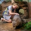 Velvyslankyně České republiky v Austrálii, Její Excelence Jana Tyrer, dnes navštívila Darwinův kráter – domov pražských vombatů – při příležitosti finanční podpory Zoo Praha směřované australské neziskové organizaci Wombat Rescue. Foto Oliver Le Que,