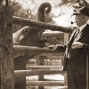 Profesor Jiří Janda, první ředitel Zoo Praha, na snímku se slonem Babym. Zdroj: archiv Zoo Praha