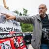 Na fotografii ředitel Zoo Praha Miroslav Bobek s logem záchranného programu Save the Tasmanian Devil Appeal na jehož podporu část výtěžku z prodeje ďábelského merche půjde. Autor: Petr Hamerník, Zoo Praha 