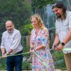 Slavnostního přestřižení pásky u nové voliéry Sečuán v Zoo Praha se ujal (zleva) ředitel zoo Miroslav Bobek, náměstkyně primátora hl. m. Prahy pro oblast životního prostředí Jana Komrsková a kurátor ptáků Antonín Vaidl. Foto Petr Hamerník, Zoo Praha