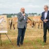 Hříbě, které premiér Petr Fiala pokřtil spolu s ředitelem Zoo Praha Miroslavem Bobkem, je prvním mládětem koní Převalského, které se narodilo ve výběhu zbudovaném pražskou zoo na Dívčích hradech v Radlicích. Foto Petr Hamerník, Zoo Praha