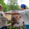 Odhalení jména nemladšího přírůstku ve stádě zubrů v Zoo Praha se společnými silami zhostili ředitel Zoo Praha Miroslav Bobek a vodní slalomář Jiří Prskavec mladší. Foto Petr Hamerník, Zoo Praha 