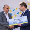 Symbolický šek na 10 000 euro pro válkou ohroženou mykolajivskou zoo na Ukrajině převzal z rukou ředitele Zoo Praha Miroslava Bobka ukrajinský velvyslanec v ČR Jevhen Perebyjnis. Jedná se o prostředky ze sbírky, kterou založila pražská zoo. Foto Petr