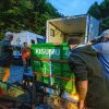 Nakládání přepravního boxu s Kisumem v Zoo Schmiding. Foto Khalil Baalbaki, Zoo Praha