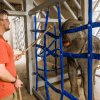Vrchní chovatel Martin Kristen při tréninku se sloní samičkou Lakunou. Foto Petr Hamerník, Zoo Praha