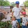 Jiří Prskavec mladší udělil zubřímu mláděti jméno Prskavka za doprovodu své rodiny. Foto Petr Hamerník, Zoo Praha