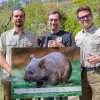 Představení malého vombata. Na snímku: chovatel David Vala, herec Ondřej Sokol a moderátor, mluvčí Zoo Praha Filip Mašek. Foto Petr Hamerník, Zoo Praha